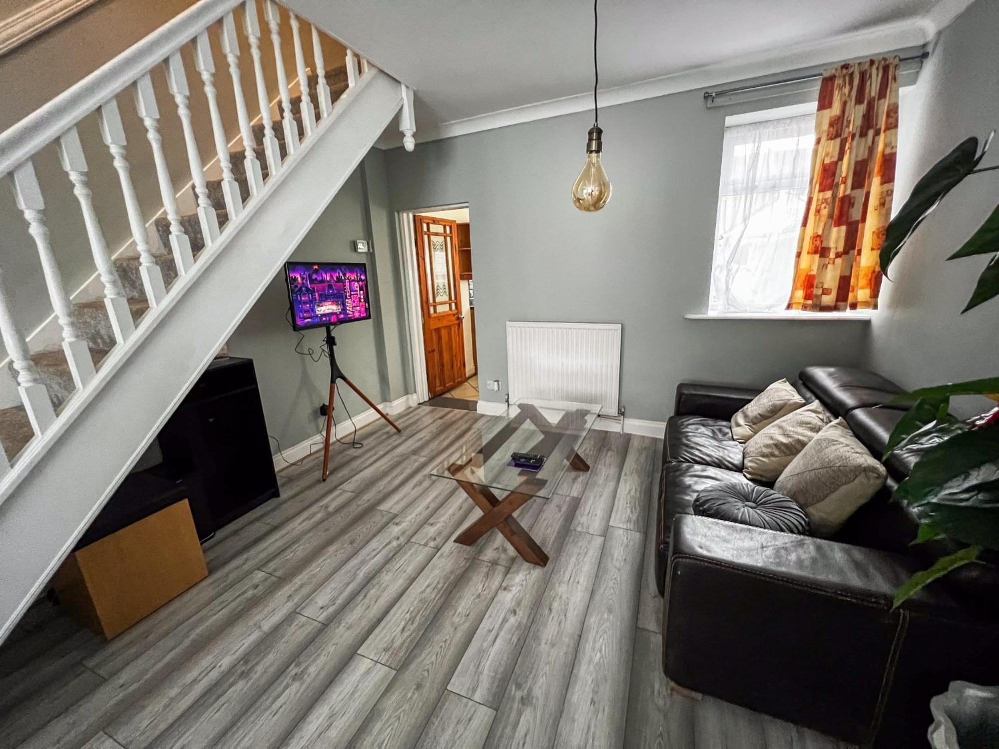 Spacious Retreat - Remote Worker & Family Friendly Portsmouth Exterior photo